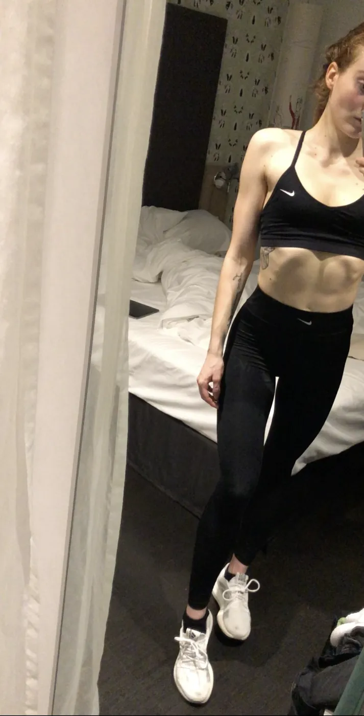 Lena 2019 bis 2021, Spiegelselfie in Sportkleidung